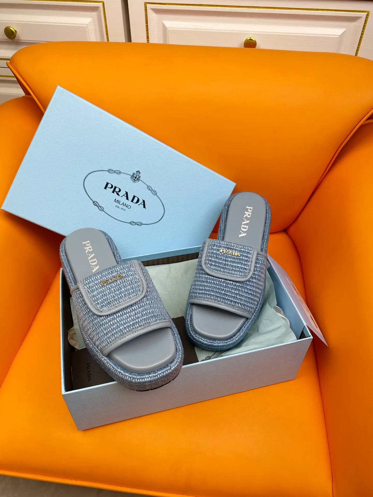 👟👟Ex-factory price 520👟👟 PRADA 2024ss raffia woven slippers This year's popular straw series, lazy people's must-have slippers are so good-looking on the feet. The whole pair of shoes is light, comfortable and bright colors meet the various choices of fashionable people of different styles! Original custom-made raffia Sheepskin lining 1:1 open mold outsole Size number: 35-39 (40 customizations are not returnable)